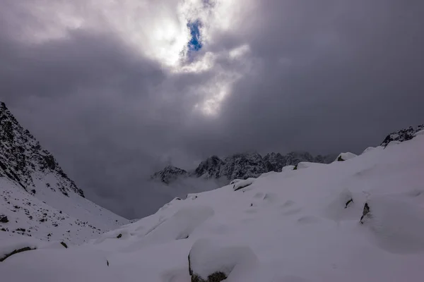 Slovakia tatra mountain tourist hiking trails under snow in wint — Stock Photo, Image