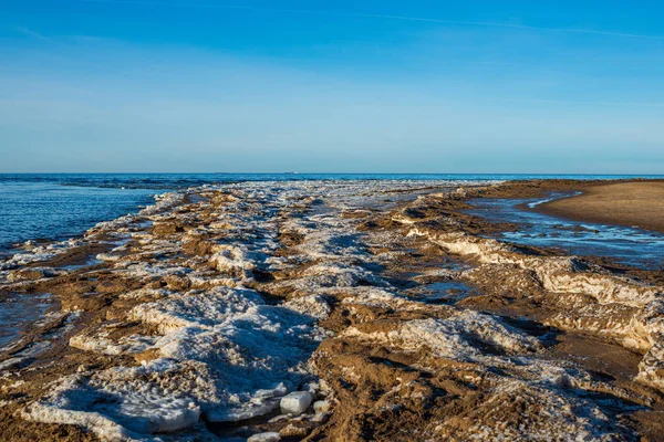 Bloques de hielo en la playa del mar en invierno — Foto de Stock