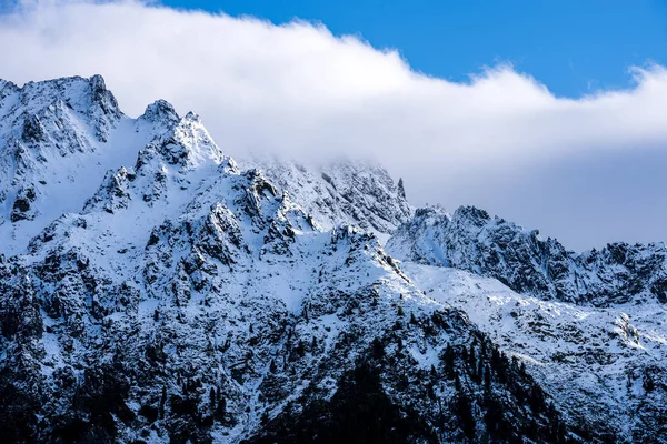 Slovacca tatra sentieri turistici di montagna sotto la neve in inverno — Foto Stock