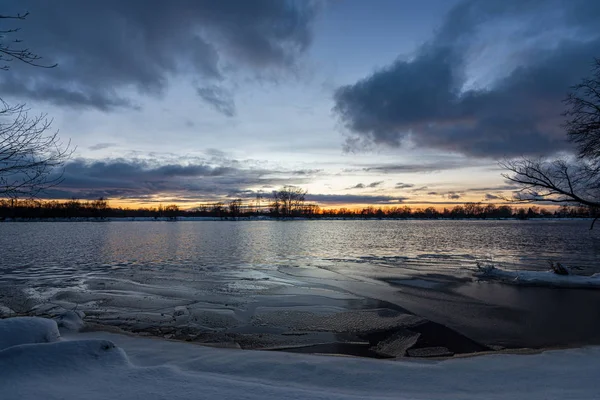 Bevroren rivier in winter platteland — Stockfoto