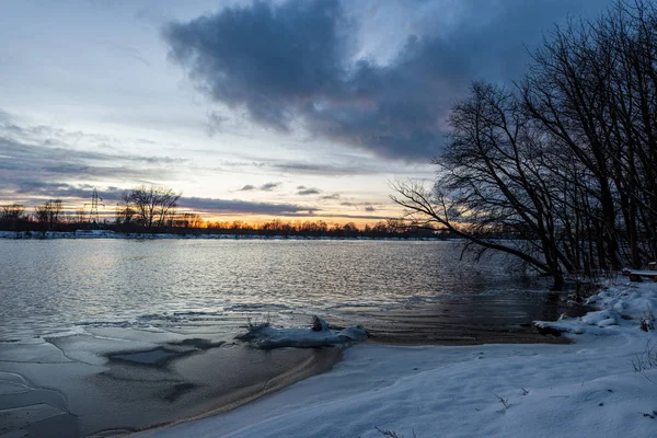 겨울 시골의 얼어 붙은 강 — 스톡 사진