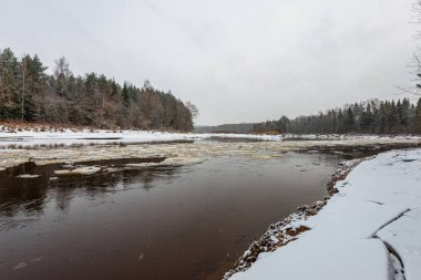kış kırsalında donmuş nehir