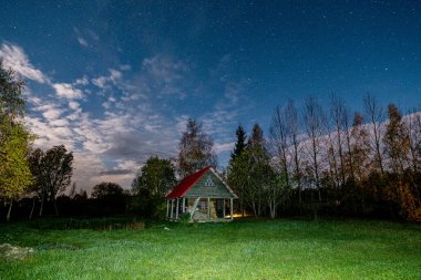 uzun pozlama atış yıldız ve bulutlar ile gece gökyüzü