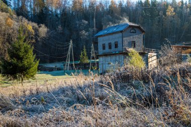 kırsal eski ahşap kalas yapı yapısı