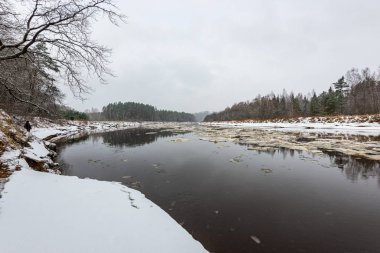 kış kırsalında donmuş nehir