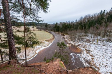 kış kırsalında donmuş nehir