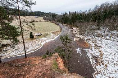 kış kırsalında donmuş nehir