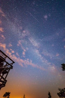 uzun pozlama atış yıldız ve bulutlar ile gece gökyüzü
