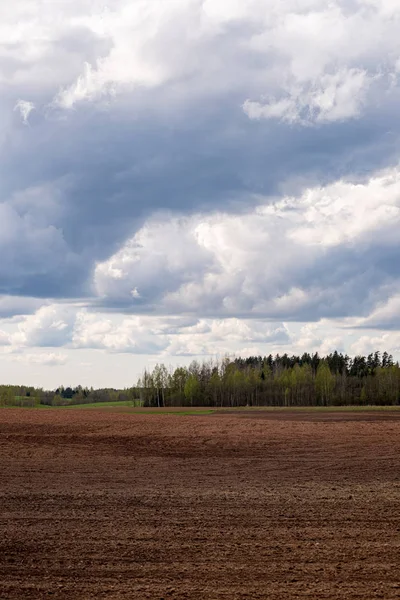Bebouwde gebieden op het platteland met donkere en natte grond voor AGRI — Stockfoto