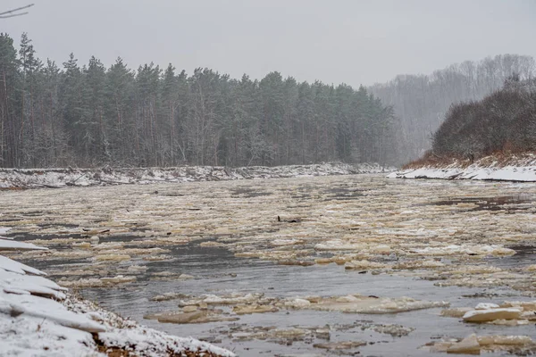 Παγωμένο ποτάμι στην ύπαιθρο του χειμώνα — Φωτογραφία Αρχείου