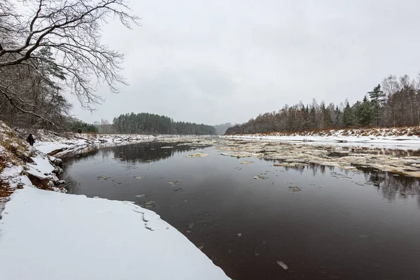 Zugefrorener Fluss in winterlicher Landschaft — Stockfoto