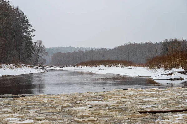 Замерзшая река в зимней местности — стоковое фото
