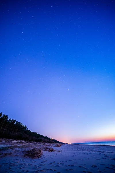 Céu noturno com estrelas e nuvens em tiro de longa exposição — Fotografia de Stock
