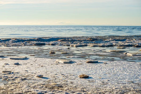 Ledové bloky na mořské pláži v zimě — Stock fotografie