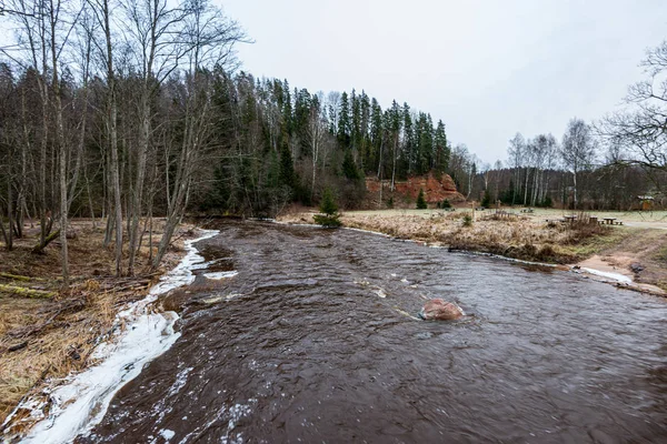 Fryst flod på vintern landsbygd — Stockfoto