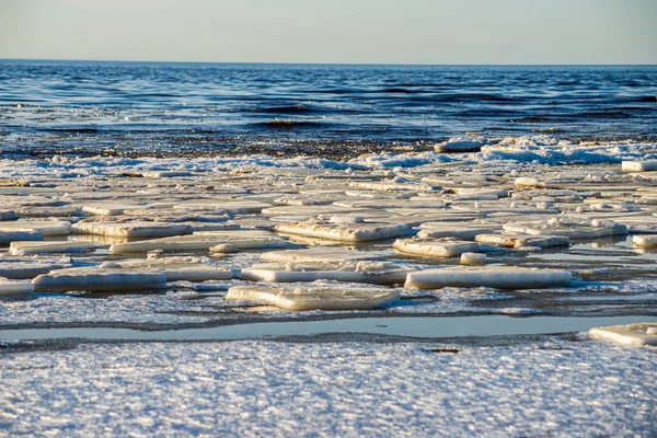 Ледовые блоки на морском пляже зимой — стоковое фото