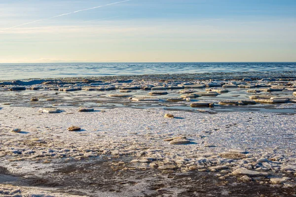 Blocchi di ghiaccio sulla spiaggia del mare in inverno — Foto Stock