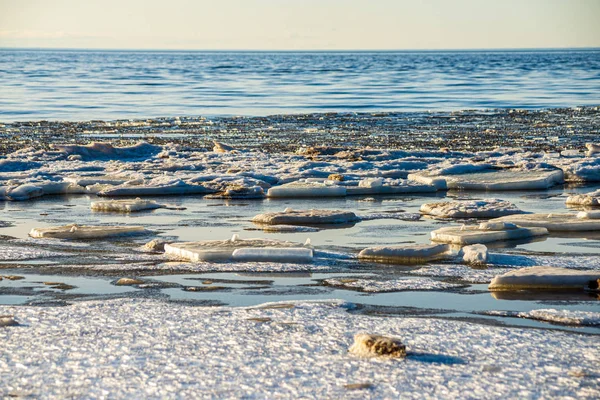 Blocos de gelo na praia do mar no inverno — Fotografia de Stock