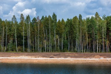 sakin kırsal göl Nehri su ve bulut yansımaları ile 