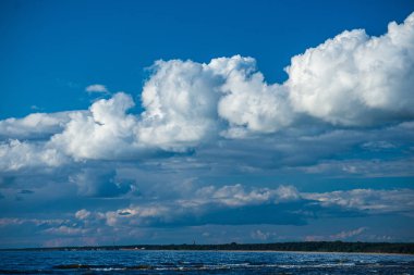 günbatımı göl üzerinde dramatik bulutlar ile açık gökyüzü