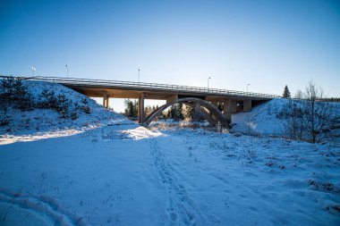 ülkede nehir üzerinde metal köprü