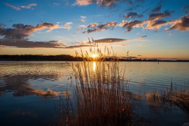 sakin kırsal göl Nehri su ve bulut yansımaları ile 