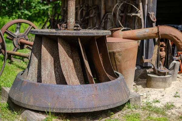 Oude roestige metalen onderdelen van oude instrumenten en mechanica — Stockfoto