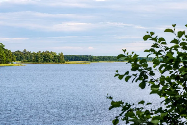 Tranquilo río lago rural con reflejos de nubes en el agua y — Foto de Stock