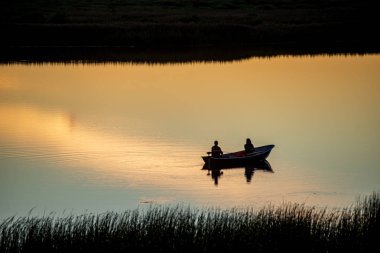 sakin kırsal göl Nehri su ve bulut yansımaları ile 