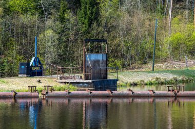 sakin kırsal göl Nehri su ve bulut yansımaları ile 