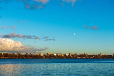 günbatımı göl üzerinde dramatik bulutlar ile açık gökyüzü