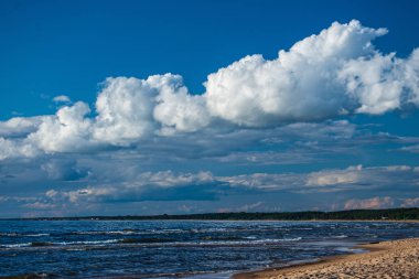 günbatımı göl üzerinde dramatik bulutlar ile açık gökyüzü