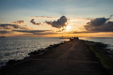 günbatımı göl üzerinde dramatik bulutlar ile açık gökyüzü