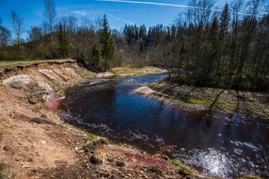 sakin kırsal göl Nehri su ve bulut yansımaları ile 