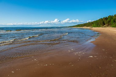 günbatımı göl üzerinde dramatik bulutlar ile açık gökyüzü