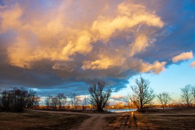 günbatımı göl üzerinde dramatik bulutlar ile açık gökyüzü