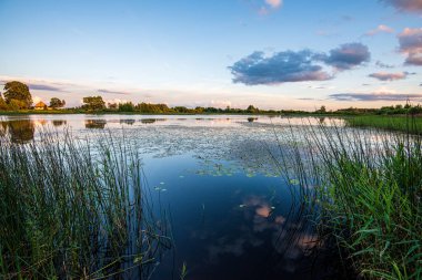 günbatımı göl üzerinde dramatik bulutlar ile açık gökyüzü