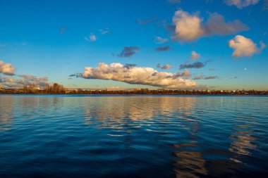 günbatımı göl üzerinde dramatik bulutlar ile açık gökyüzü