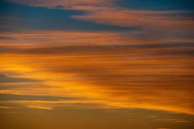 ağaçlar ve alanlar üzerinde gökyüzünde dramatik kırmızı günbatımı renkleri
