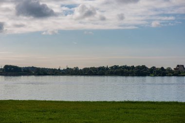 sakin kırsal göl Nehri su ve bulut yansımaları ile 