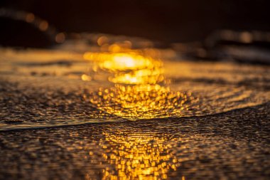 Sahilde gün batımı ışık yansıma ıslak kum ve su