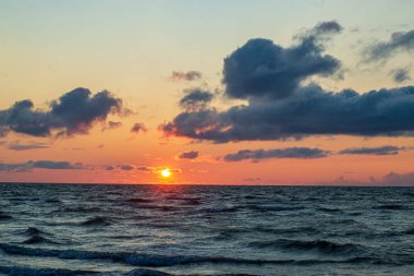 ağaçlar ve alanlar üzerinde gökyüzünde dramatik kırmızı günbatımı renkleri