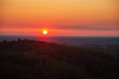 ağaçlar ve alanlar üzerinde gökyüzünde dramatik kırmızı günbatımı renkleri