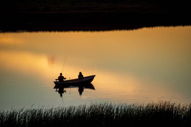 sakin kırsal göl Nehri su ve bulut yansımaları ile 