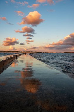 günbatımı göl üzerinde dramatik bulutlar ile açık gökyüzü