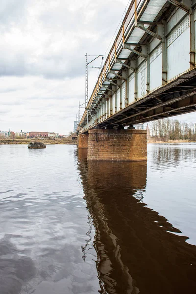 Kovový most nad řekou v zemi — Stock fotografie