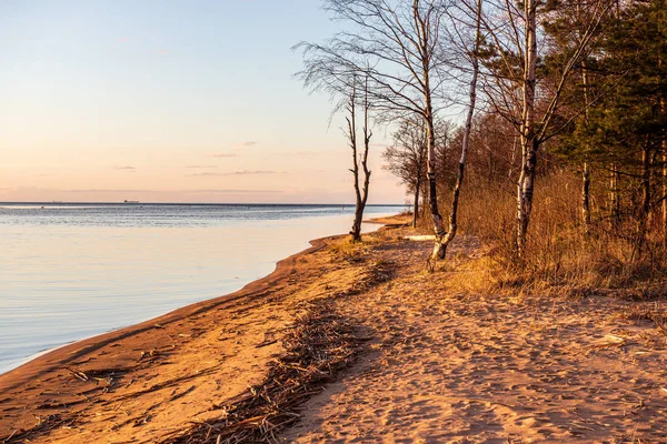 Rustige platteland Lake rivier met wolk reflecties in het water en — Stockfoto