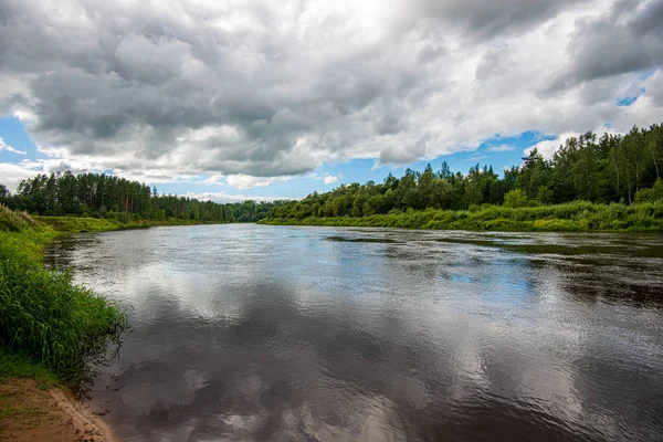 平静的乡村湖河与云反射在水和 — 图库照片