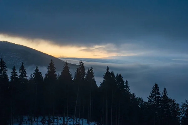 Dramatyczne chmury nad Tatrami na Słowacji — Zdjęcie stockowe