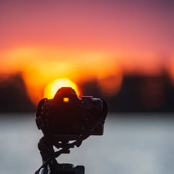 Aparat cyfrowy na statywie robienia zdjęć o zachodzie słońca nad La — Zdjęcie stockowe